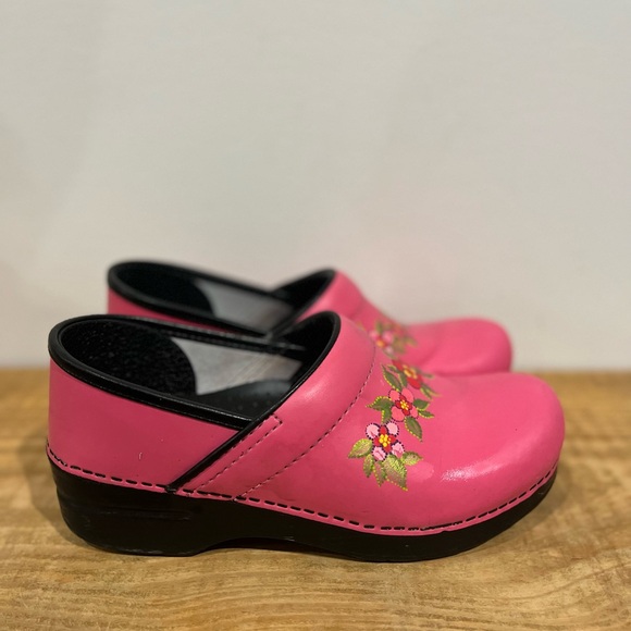DANSKO bright pink painted floral Womens clogs size 39/8 - Picture 3 of 6
